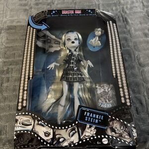 Monster High 2022 Frankie Stein REEL DRAMA * NEW IN BOX